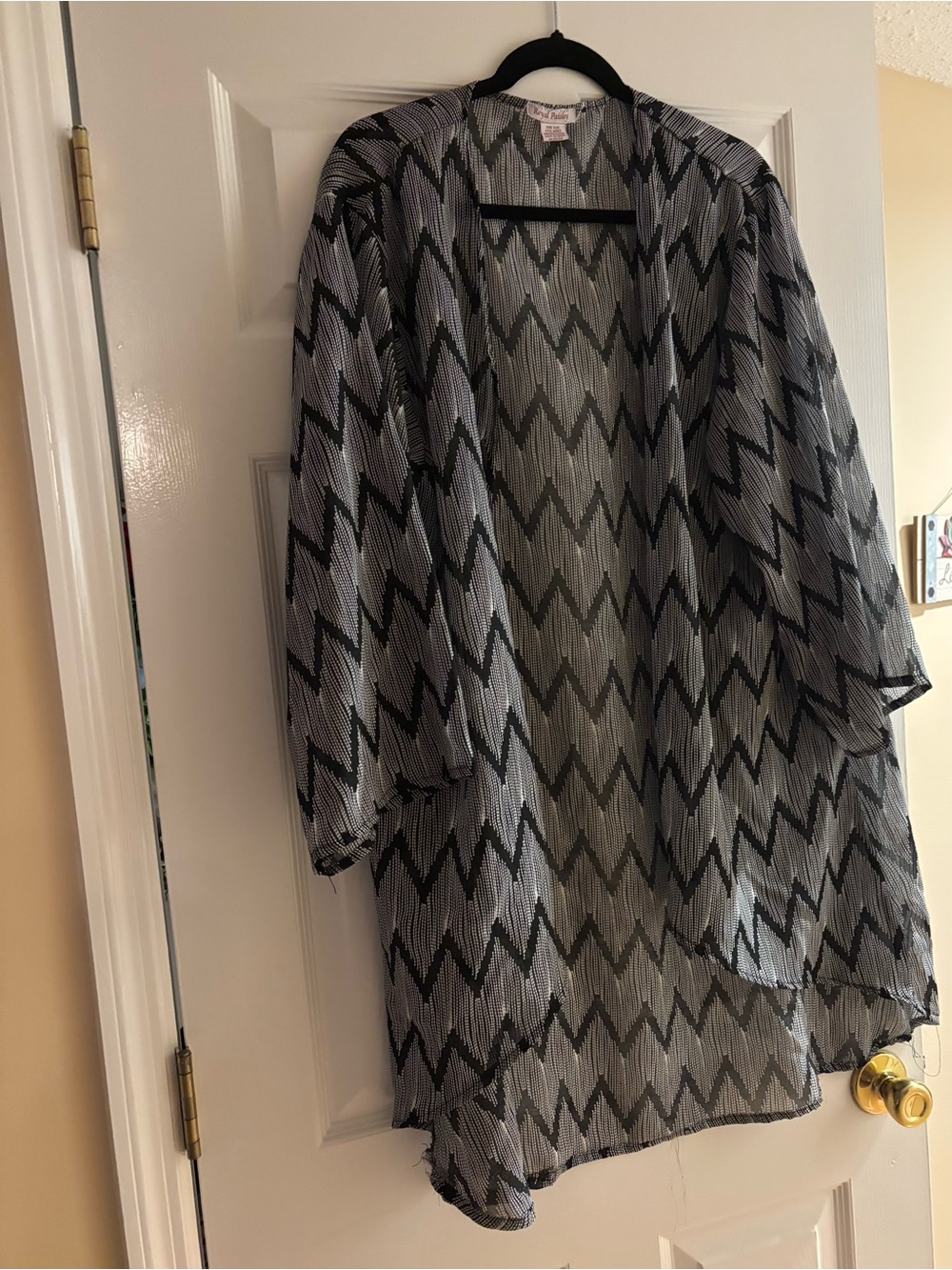 Lightweight Black & White Zigzag Wrap - Unknown Brand